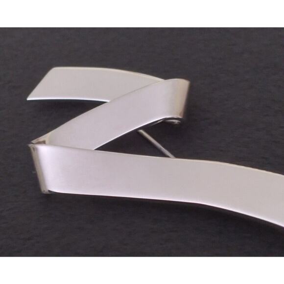 Vintage 1980s Monet Silvertone Brooch Modernist Z Like Pattern Very Shiny - Picture 1 of 8